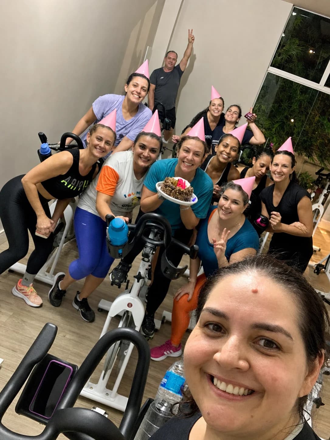 Alunas reunidas em aula de bicicleta
